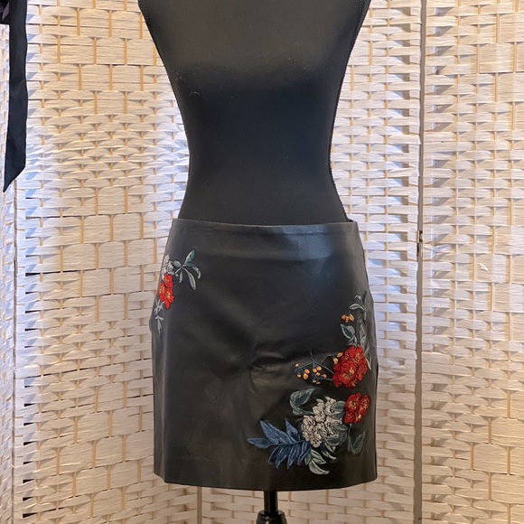 Leather Floral Embroidered Mini Skirt - Guess❓🌹 - Picture 8 of 11